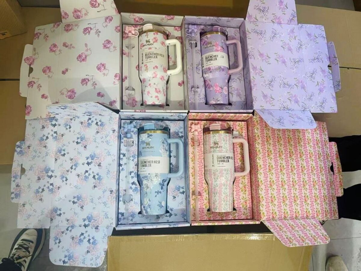 ماگ استنلی دسته دار طرح کادویی همراه با جعبه زیبا (۱.۱۸ لیتر ) Quencher H2.O Tumbler - Image 4