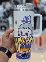 ماگ استنلی دسته دار(۱.۱۸ لیتر ) پک کادویی Quencher H2.O Tumbler طرح لبوبو - Image 4